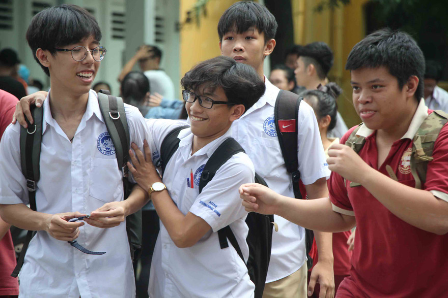 [Ảnh] Khoảnh khắc khó quên của thí sinh Sài Gòn sau môn thi cuối 