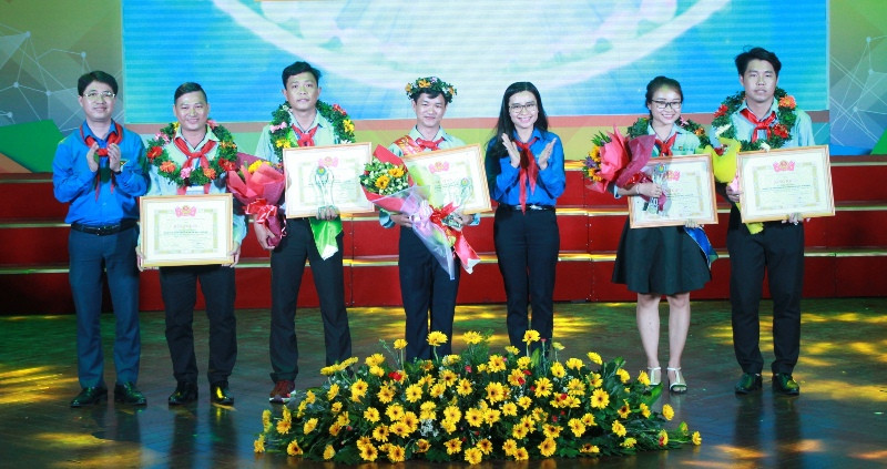 Trao giải 'Olympic Cánh Én' 2018 cho thầy cô Phụ trách Đội giỏi TPHCM