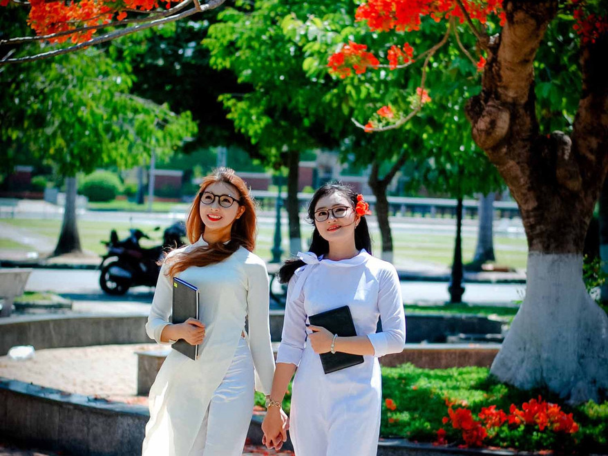 Nữ sinh Quảng Ngãi tỏa nắng bên khung trời phượng thắm
