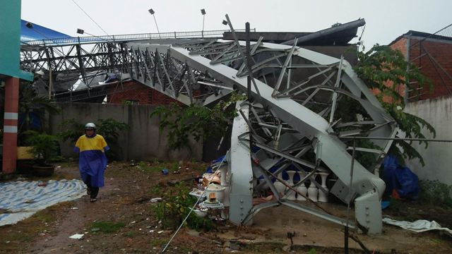 Trụ biển quảng cáo "khủng" bị đổ.