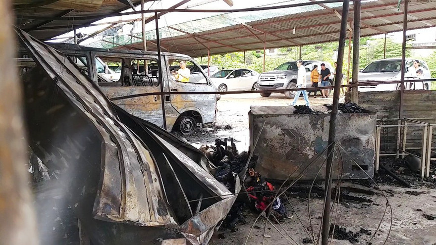 Nhiều ô tô bên trong bãi giữ xe bị thiêu rụi.