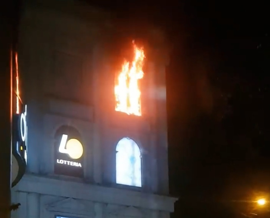 Biển quảng cáo bốc cháy dữ dội.