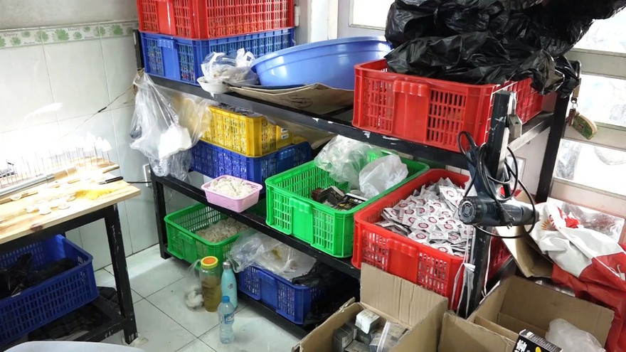 Lượng lớn bao cao su giả và nguyên liệu sản xuất không rõ nguồn gốc.