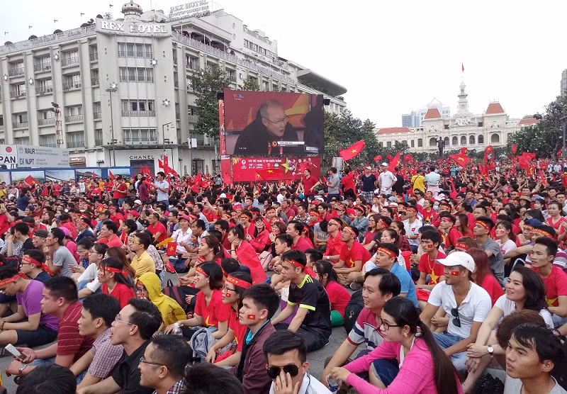 Chảo lửa tại sân trường ĐH cổ vũ Olympic Việt Nam đấu Olympic Hàn Quốc