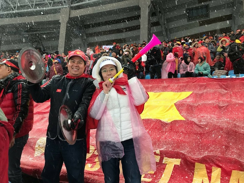 Ông Ngô Xuân Mạnh, Tổng giám đốc Công ty Cổ phần Cơ điện lạnh Đại Việt cùng vợ là bà Nguyễn Thị Vân Dung nhiệt tình cổ vũ U23 Việt Nam trong trận chung kết ở sân vận động Thường Châu, Trung Quốc