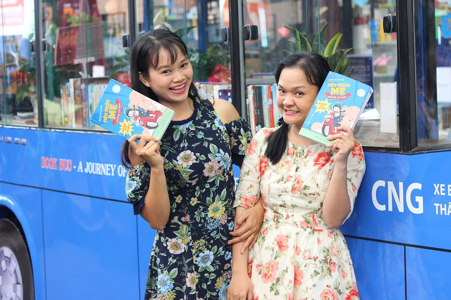 Hai nữ nhà báo trẻ ra mắt sách gia đình nhân dịp 21/6