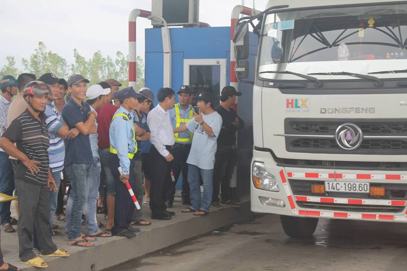 Trạm BOT Ninh An liên tục "đóng - xả".