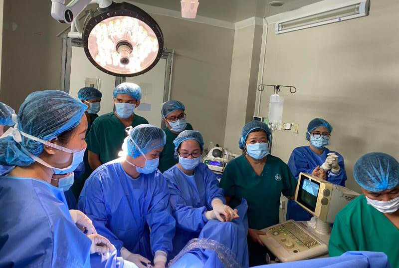 Các bác sĩ thực hiện đốt u xơ tử cung bằng sóng cao tần.