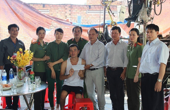 Công an TPHCM thăm, tặng quà cho anh Dinh.