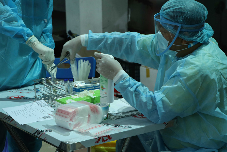 Lực lượng chức năng lấy mẫu xét nghiệm COVID-19 tại TPHCM.