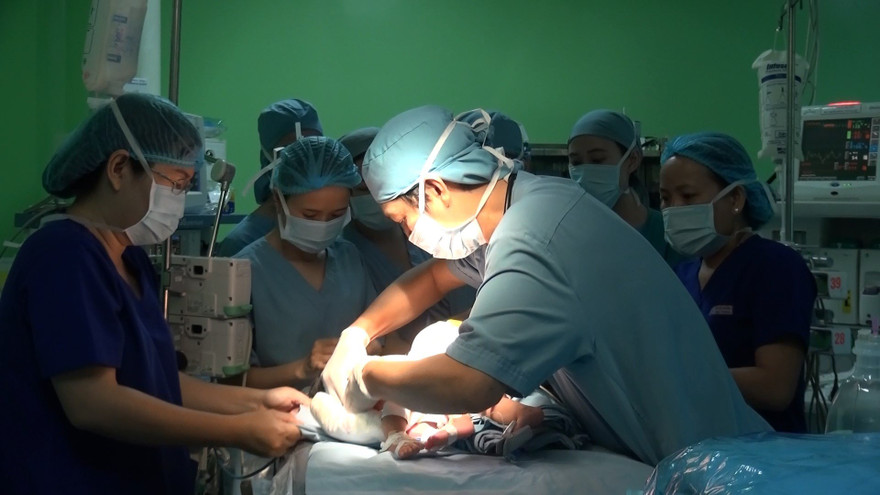 Các bác sĩ phải trải qua 3 lần phẫu thuật để nối da đầu cho bé gái. Ảnh minh họa.