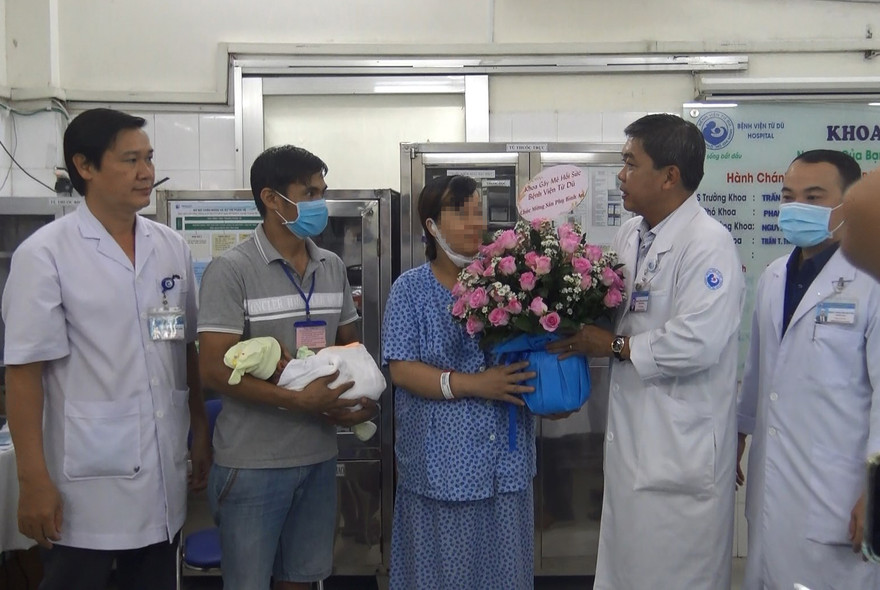 Lãnh đạo Bệnh viện Từ Dũ TPHCM chúc mừng sản phụ.