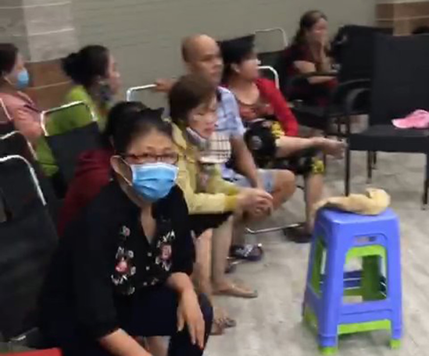 Nhiều con bạc bị công an bắt giữ.