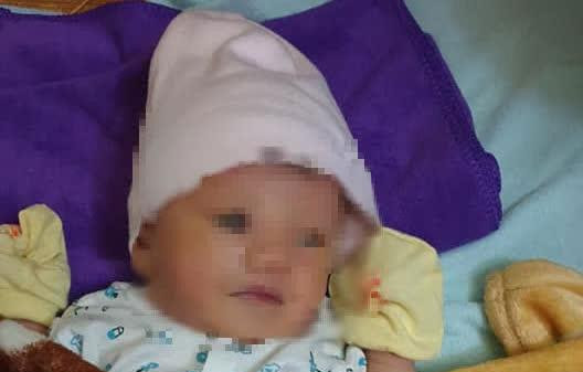 Cháu bé bị bỏ rơi khoảng 5 ngày tuổi.