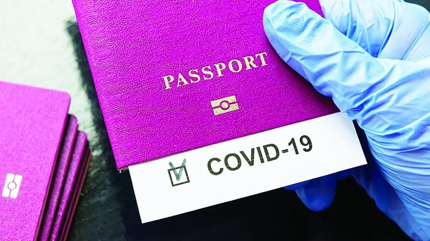 Tư vấn cho nhân viên y tế trước khi tiêm vắc-xin phòng COVID-19Ảnh: Như Ý 