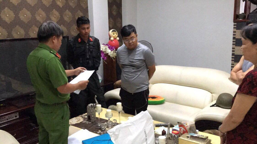 Công an đọc lệnh bắt một đối tượng trong nhóm của Bình.