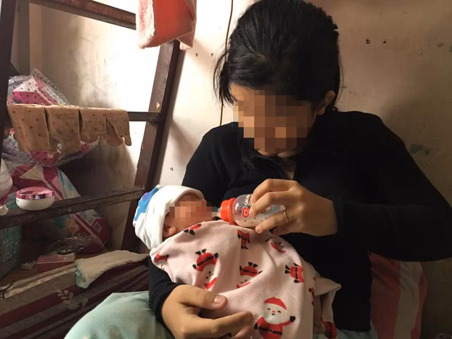 Bé T. sinh con sau khi bị Phước xâm hại.