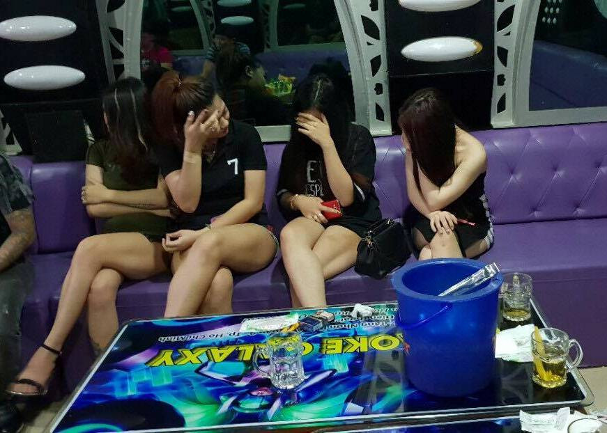 Nhiều tiếp viên nữ ăn mặc "thiếu vải" phục vụ dân chơi trong quán karaoke.