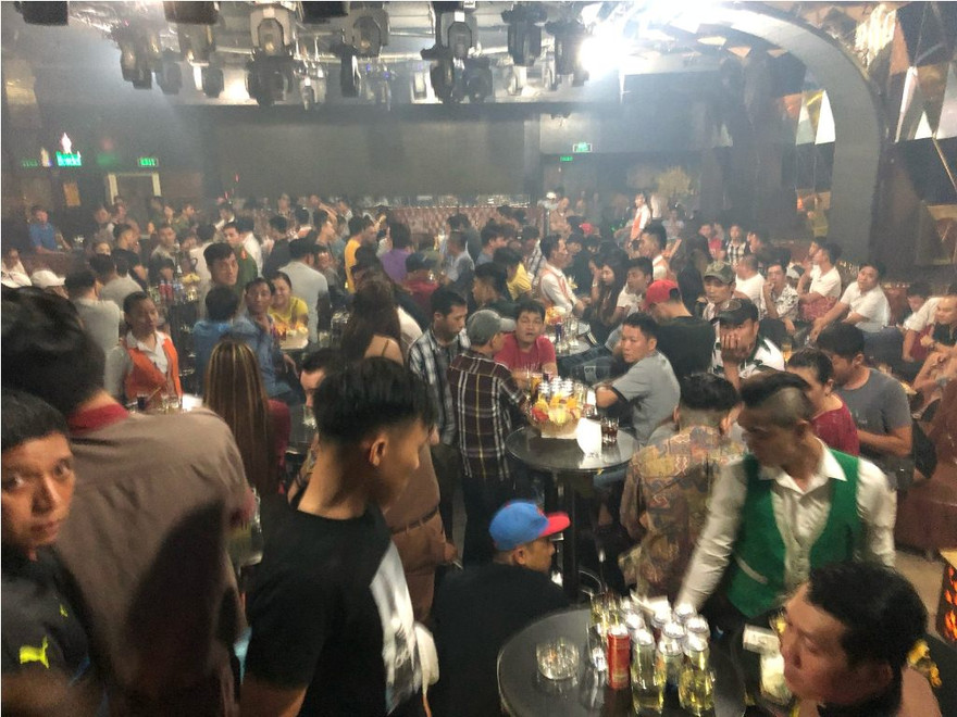 Hàng trăm thanh niên bay lắc trong quán bar ở Sài Gòn.