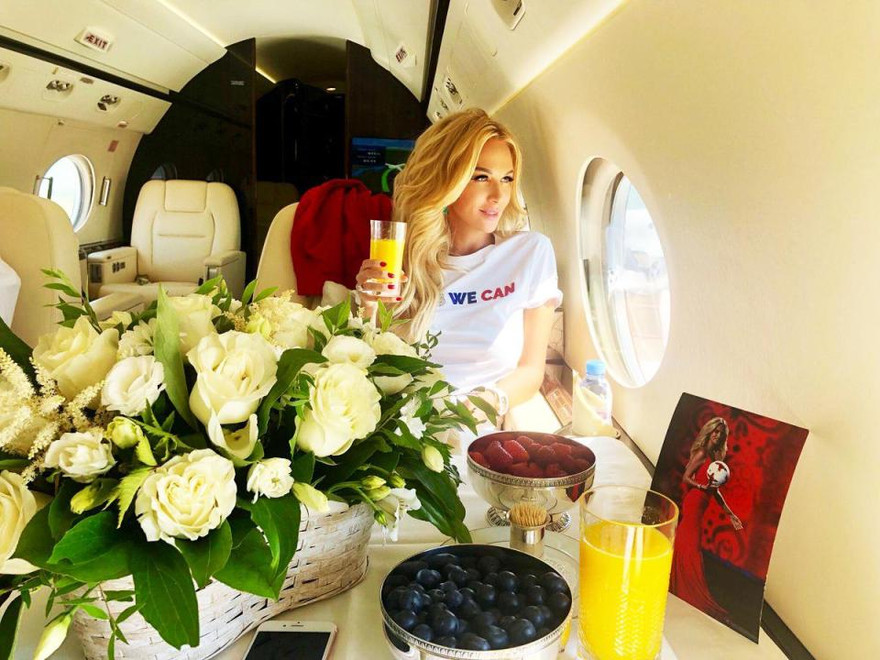 Hoa hậu Nga ngồi phi cơ riêng sang chảnh đi xem World Cup