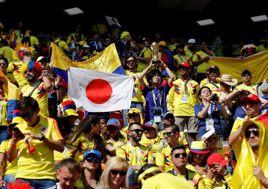 CĐV Colombia lén mang rượu, biến khán đài thành bàn nhậu