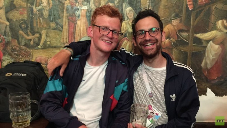 Cổ động viên Anh đạp xe 4.000 km mất 24 ngày tới World Cup