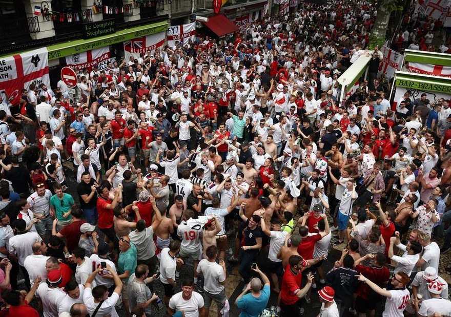 Hơn 1200 hooligan Anh bị “cấm cửa” sang Nga