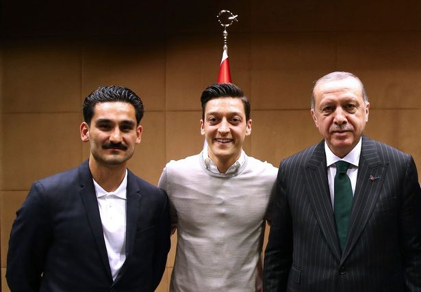 Huyền thoại khuyên tuyển Đức 'tống cổ' Ozil và Gundogan