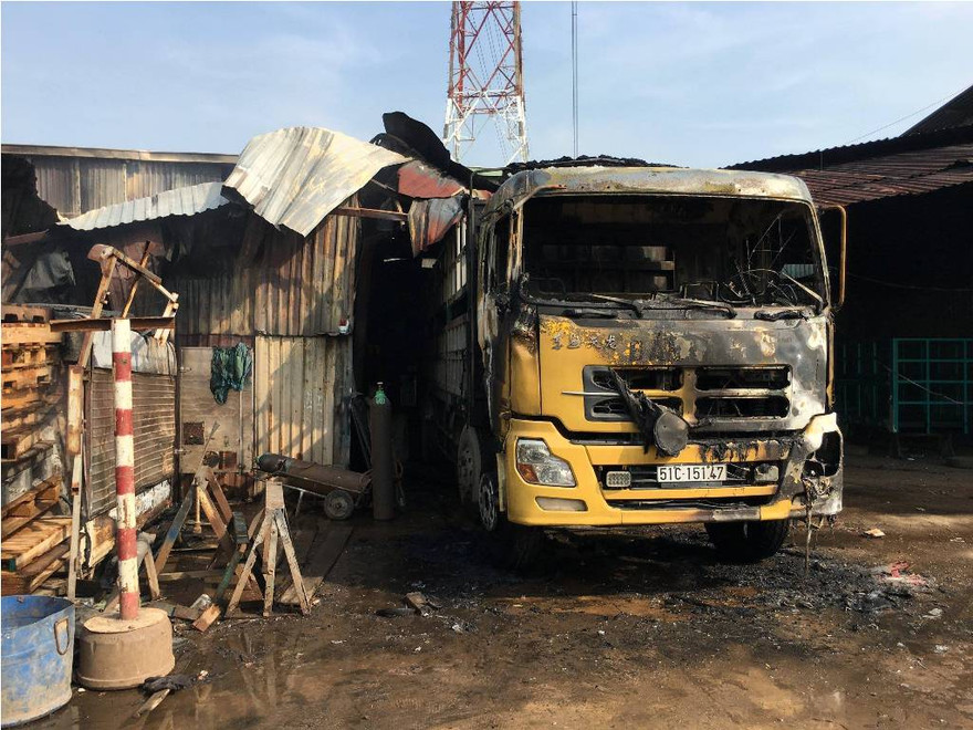 Chiếc ô tô bị cháy đen.