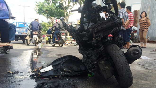 Chiếc xe cháy trơ khung.