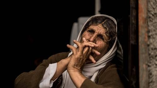 Bà Kimy Hassan Sayfo, người có cả con gái và cháu gái bị IS giam giữ, cầu mong cuộc sống địa ngục này mau chấm dứt. Ảnh: NBC News