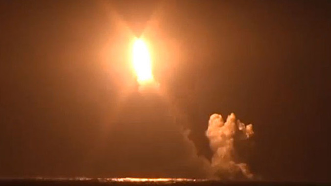 Hình ảnh là tàu ngầm tấn công hạt nhân K-551 Vladimir Monomakh của Hải quân Nga phóng thử nghiệm tên lửa Bulava R-30. 