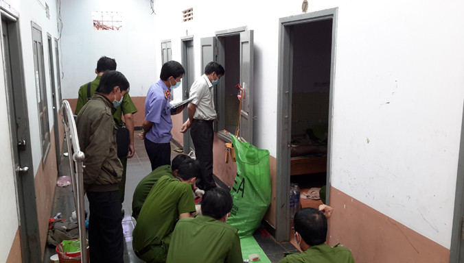 Công an khám nghiệm hiện trường.