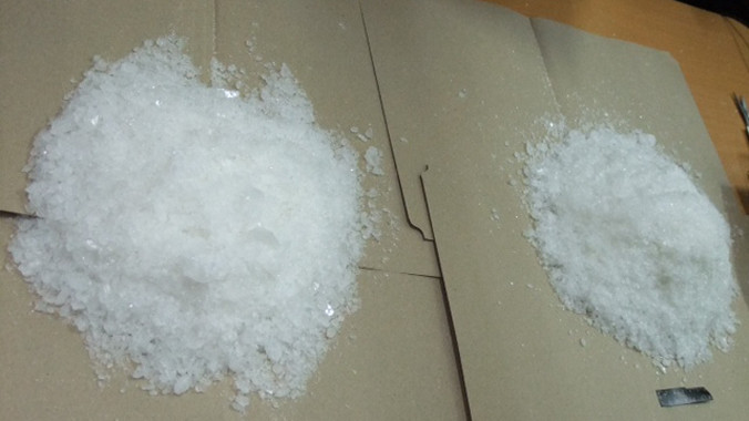 Qua khám nghiệm, 2 kg chất màu trắng ông Thịnh vận chuyển là ma túy đá. Ảnh: T.L