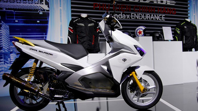 Đây là chiếc Honda Air Blade đời mới phiên bản cao cấp được trang bị một số món đồ chơi chính hãng. Chiếc xe này được Honda Việt Nam giới thiệu trong buổi lễ ra mắt Air Blade mới của hãng. 