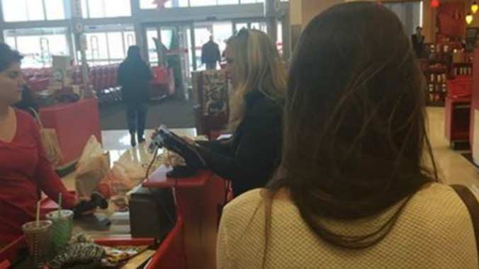 Hình ảnh vợ anh Jason Hewlett khi đứng trước chồng tại quầy thanh toán ở siêu thị. Ảnh: Facebook.