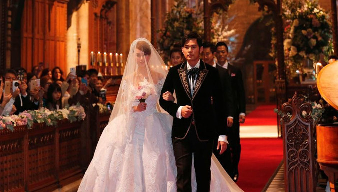 Ngay từ đầu năm, showbiz Hoa ngữ đã có tin vui khi Châu Kiệt Luân chính thức rước người tình 9x Côn Lăng về dinh sau 4 năm yêu nhau. Ngày 17/1, lễ cưới được tổ chức trong không gian đẹp như mơ của nhà thờ Selby ở thị trấn Selby, North Yorkshire (Anh). "Ôn