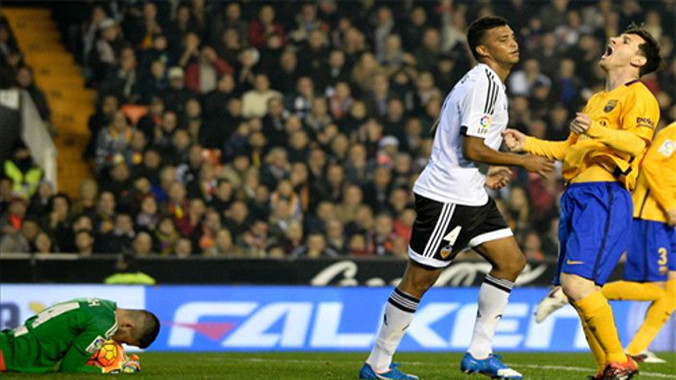 Valencia (áo trắng) mới có cặp HLV, trợ lý mới là anh em Gary, Phil Neville. Ảnh: Reuters