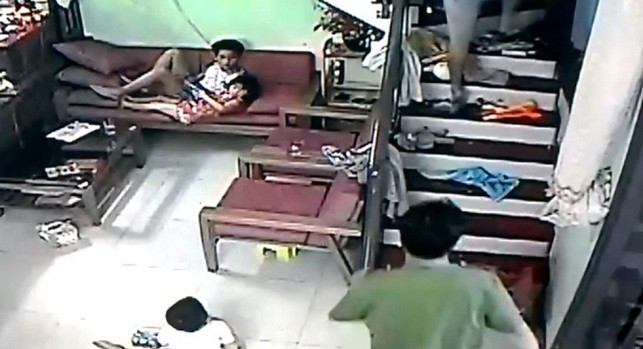 Cảnh sát ập lên lầu bắt đối tượng truy nã