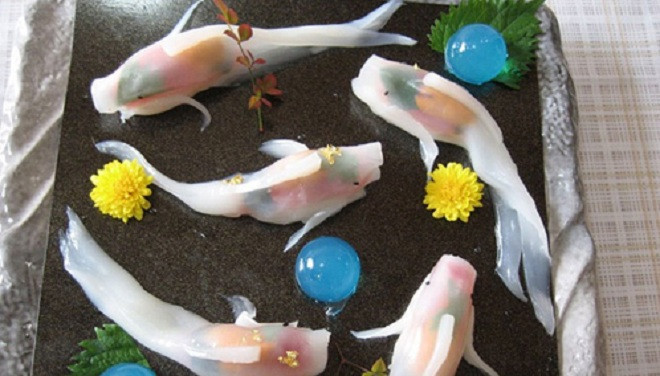 Sushi là món ăn Nhật mê hoặc cả thế giới bởi sự đơn giản mà đòi hỏi chế biến tinh tế. Cá koi được xem như "quốc ngư" của xứ sở hoa anh đào. Món sushi cá koi là sự kết hợp đầy nghệ thuật giữa hai niềm tự hào của người Nhật. Những miếng sushi cá koi có thể 