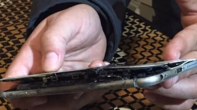 Hãi hùng iPhone 6 Plus bất ngờ bốc cháy trong túi quần
