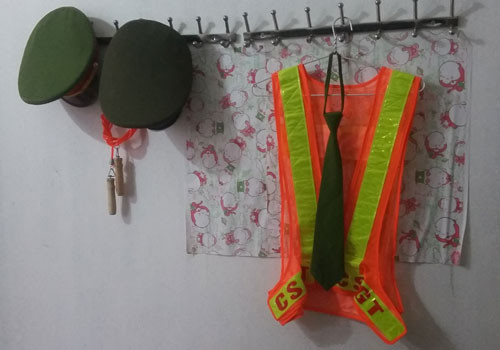 Trang phục cảnh sát dởm của Thắng. Ảnh minh họa