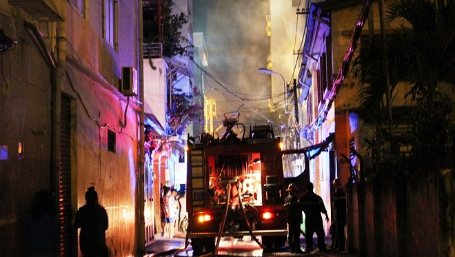 Hiện trường vụ cháy tại kho chứa lốp và phụ tùng của Trung tâm bảo hành xe máy Tường Nguyên