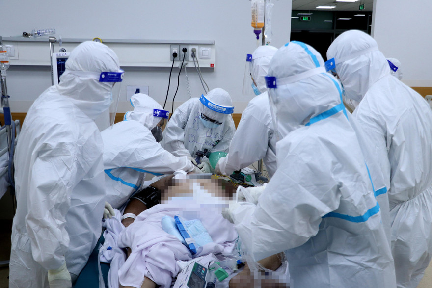 Những ngày qua, Bệnh viện Hồi sức COVID-19 quy mô 1.000 giường đặt tại Bệnh viện Ung Bướu cơ sở 2 luôn trong tình trạng khẩn cấp khi lượng bệnh nhân nặng nhập viện cao.