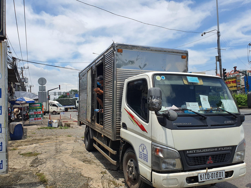 Tài xế xe tải chở 6 F0 trong thùng.
