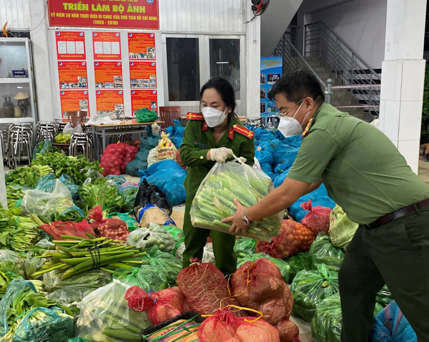 Tuổi trẻ Công an TPHCM chuyển hàng tấn nông sản đến các bếp ăn, người dân khó khăn 