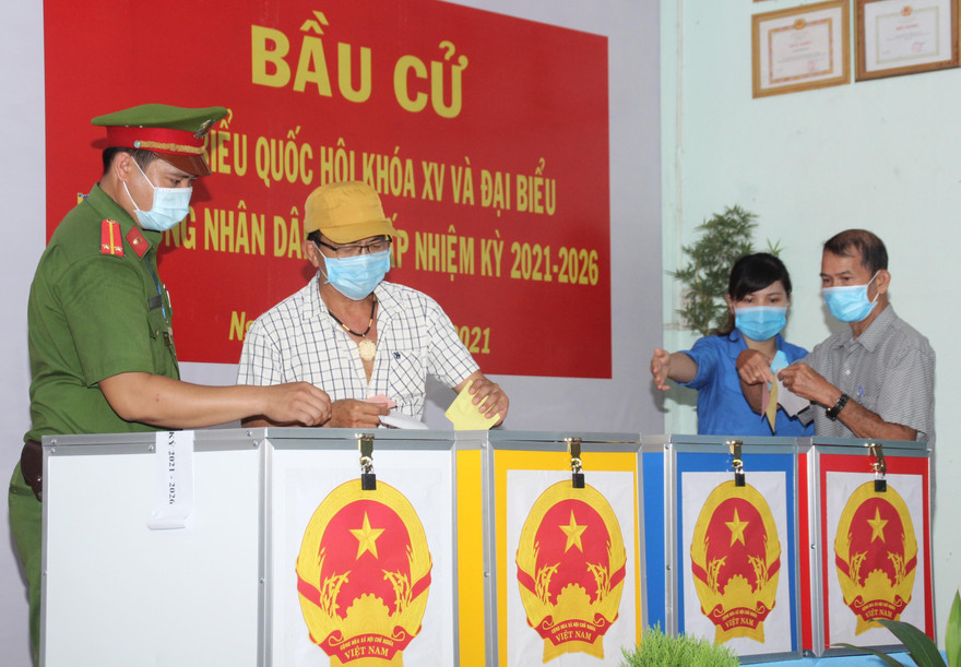 Bạn trẻ TPHCM làm tròn nghĩa vụ công dân, tích cực hỗ trợ bầu cử 