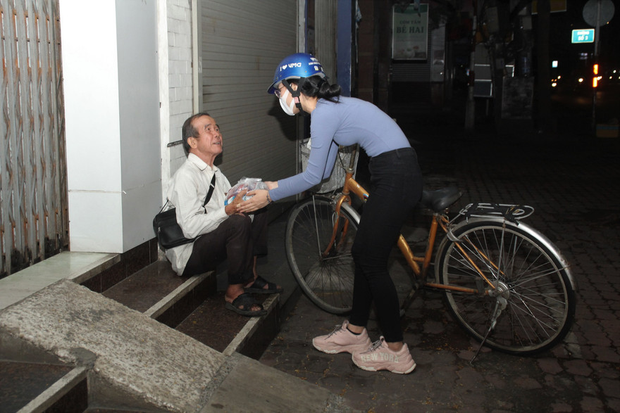 Người đẹp Nhân ái Mai Phương trao quà Tết cho người vô gia cư trong đêm