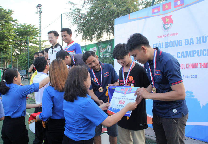 Sinh viên Việt Nam - Lào - Campuchia sôi nổi thi tài ném bi sắt, giao hữu bóng đá 