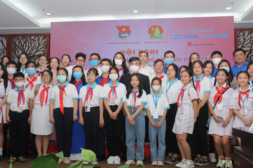 Đại biểu HĐTE và các vị lãnh đạo T.Ư Đoàn, TPHCM và các tỉnh, thành Đoàn chụp ảnh lưu niệm tại hội nghị